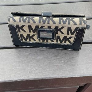 MK wallet used in good condition.